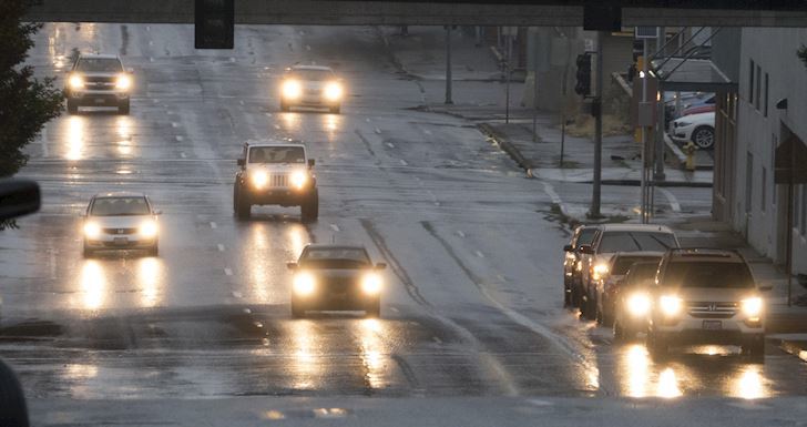 Kinh nghiệm lái xe ô tô trời mưa bão an toàn sau nguyen tac lai xe duoi troi mua cua cac tai gia